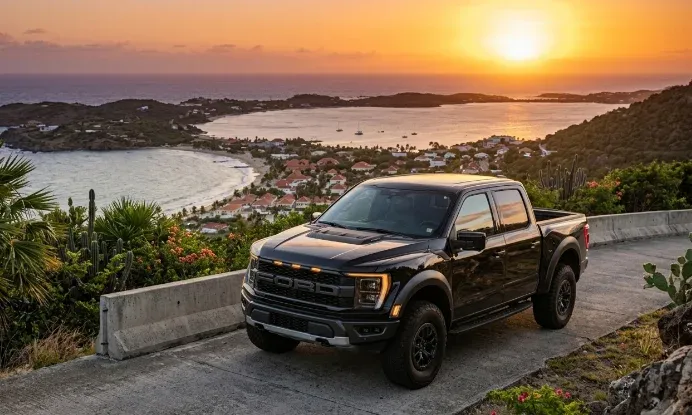 Ford Raptor noir sur une route de montagne de Saint-Martin