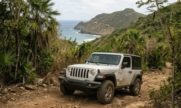 Jeep Wrangler en mode tout-terrain sur un sentier rocailleux de l'île