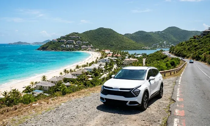 Kia Sportage sur une route côtière ensoleillée de Saint-Martin