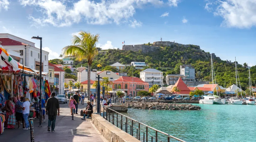 le marché de Marigot en bord de mer